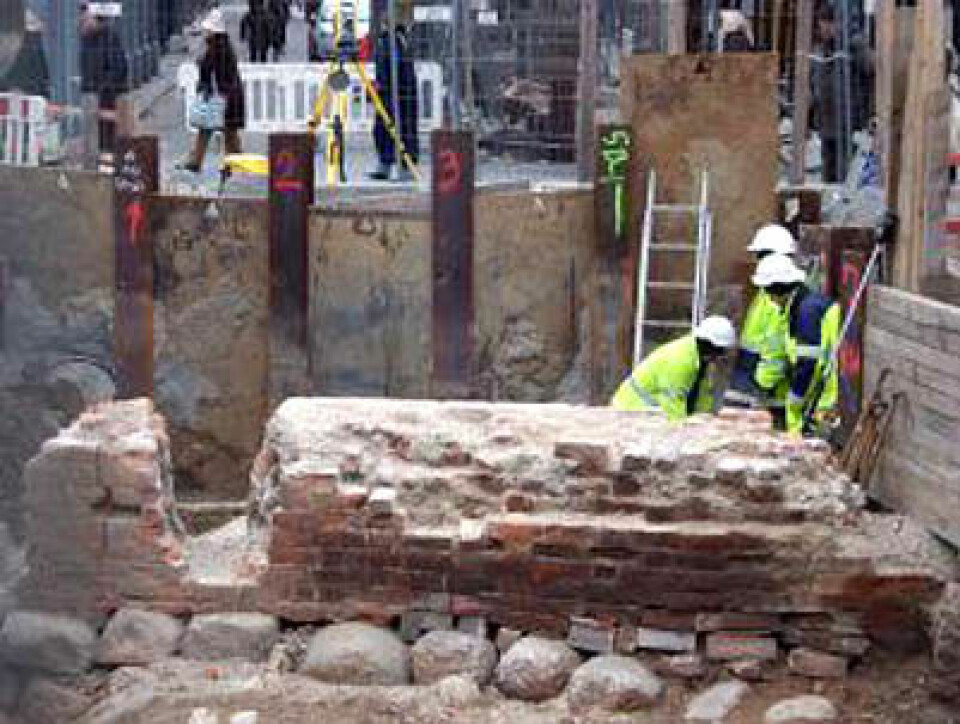 Tre meter under gadenivå støtte arkeologene på restene av en bymur fra senmiddelalderen. Den er oppbygget af murstein, og gikk trolig hele veien rundt byen. (Foto: Sybille Hildebrandt)