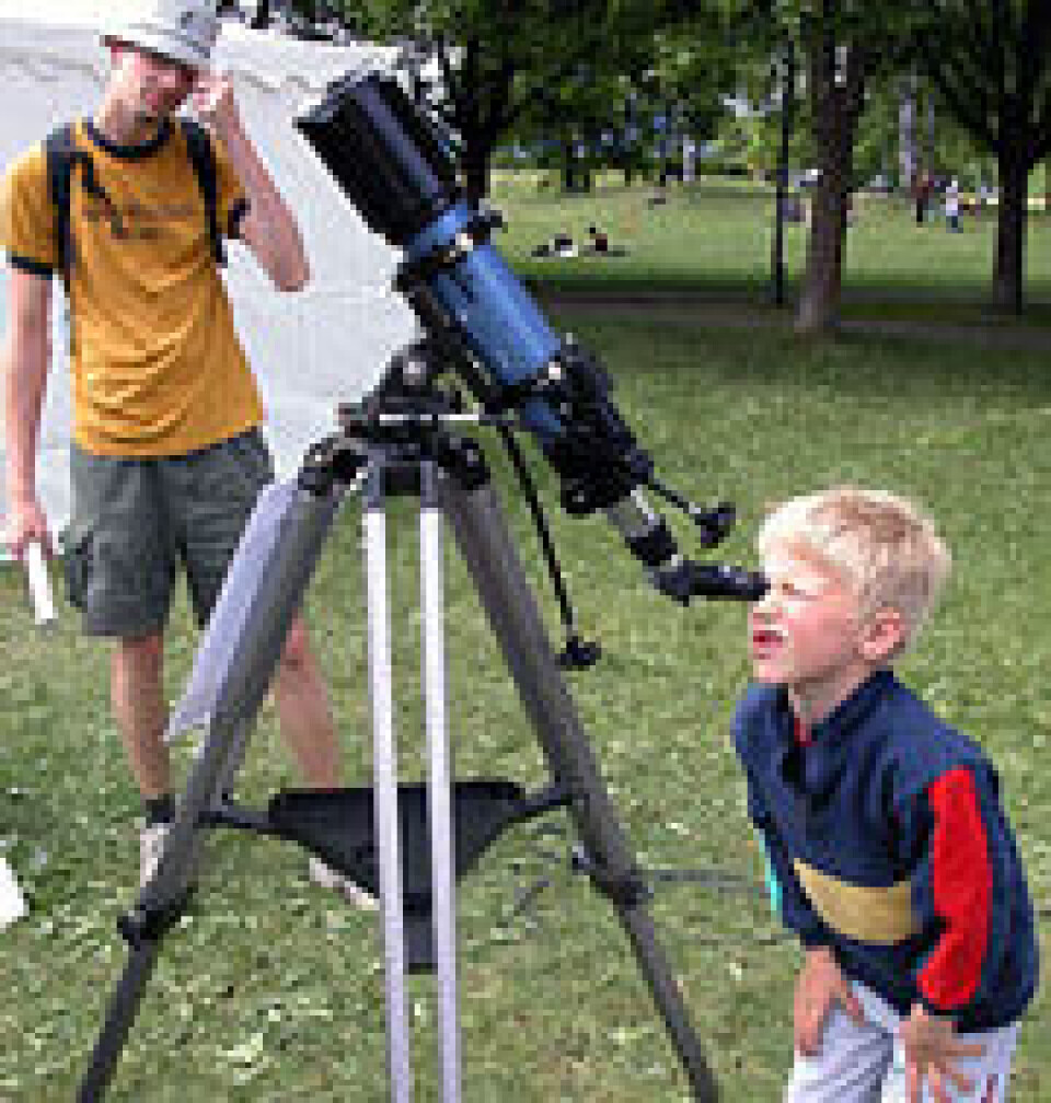 'Stjernetitting i Frognerparken under Forskningsdagene 2004. Foto: Anne Riiser.'