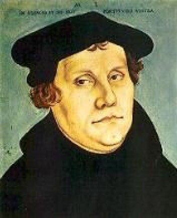 "- Josva sa til Solen at den skulle stoppe i sin bane, ikke til Jorden! Det var Luthers mening, så han kalte Kopernikus for en tosk." "- Josva sa til Solen at den skulle stoppe i sin bane, ikke til Jorden! Det var Luthers mening, så han kalte Kopernikus for en tosk."