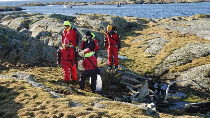 A research group from NTNU’s Department of Biology, including Martin Wagner and Laura Monclús Anglada, collects marine plastic waste from ponds in Froan.