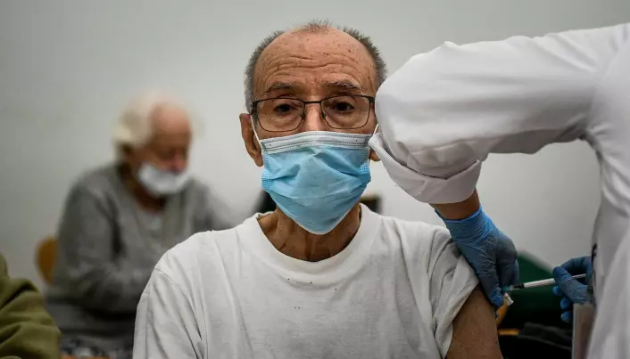 Portugal har den mest vaksinerte befolkningen i Europa. Omikron-smitten øker mye også her. Men Portugal registrerer nå nesten ingen økning i døde av korona. Denne eldre mannen fikk vaksinen sin på et sykehjem i Carcavelos.