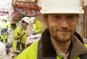 I sit i sin gule arbeidsdress ligner den engelske utgravingslederen Duncan Alexander mest av alt på en anleggsarbeider, men han er vaskeekte arkeolog. (Foto: Sybille Hildebrandt). I sit i sin gule arbeidsdress ligner den engelske utgravingslederen Duncan Alexander mest av alt på en anleggsarbeider, men han er vaskeekte arkeolog. (Foto: Sybille Hildebrandt).