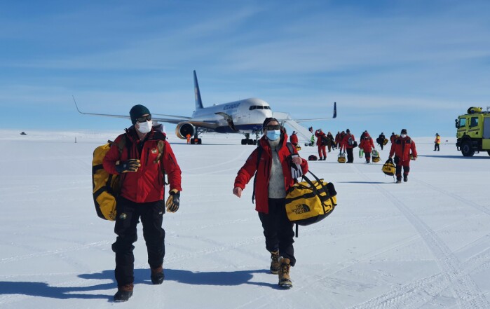 Endelig har landet på isen i Dronning Maud Land, etter 39 dagers covid-karantene og 20 timers flytur.