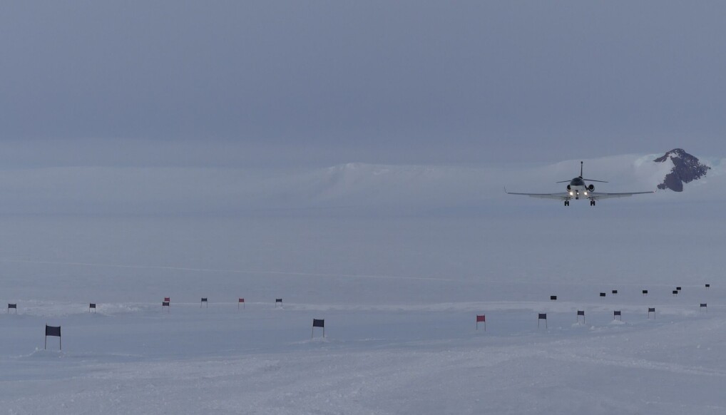 Troll Airfield, Norges nest lengste rullebane, på isen 7 kilometer utenfor den norske forskningsstasjonen. Troll Airfield, Norges nest lengste rullebane, på isen 7 kilometer utenfor den norske forskningsstasjonen.
