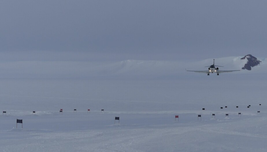 Troll Airfield, Norges nest lengste rullebane, på isen 7 kilometer utenfor den norske forskningsstasjonen.