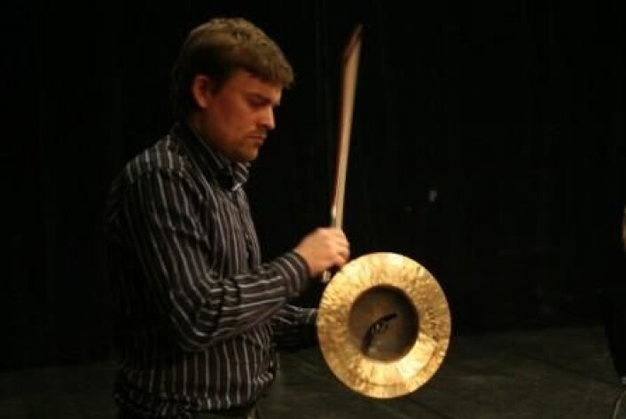 "Musiker Eirik Raude i Evilution? Regi: Marius Kolbenstvedt (Foto: Ingunn Haraldsen)" "Musiker Eirik Raude i Evilution? Regi: Marius Kolbenstvedt (Foto: Ingunn Haraldsen)"