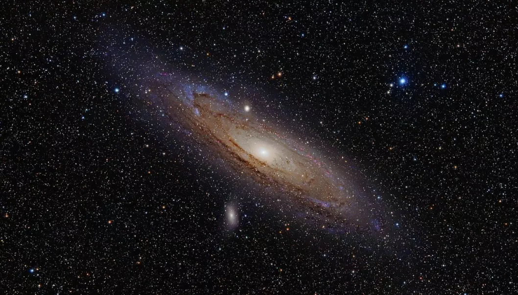 Andromedagalaksen - Melkeveiens nærmeste store nabo i rommet - spinner mye fortere enn den burde, dersom universet bare inneholdt vanlig stoff. Derfor tror de fleste forskere at den også er full av stoff vi ikke kan se - mørk materie.