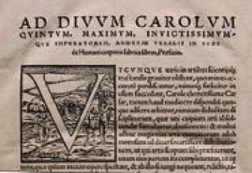 "Initialbilde fra De fabrica. Apollo og Marsyas konkurrerte om å være den flinkeste musikeren. Apollo vant, og til høyre utøver han sin rett - han flår Marsyas levende. (Foto: Øivind Larsen)." "Initialbilde fra De fabrica. Apollo og Marsyas konkurrerte om å være den flinkeste musikeren. Apollo vant, og til høyre utøver han sin rett - han flår Marsyas levende. (Foto: Øivind Larsen)."