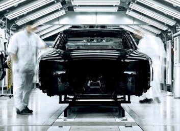 Ein fabrikkhall i Neckarsulm i Tyskland: Både robotar og menneske må til når Audi lagar sin nye lusksusbil, A8. (Foto: Audi AG) Ein fabrikkhall i Neckarsulm i Tyskland: Både robotar og menneske må til når Audi lagar sin nye lusksusbil, A8. (Foto: Audi AG)