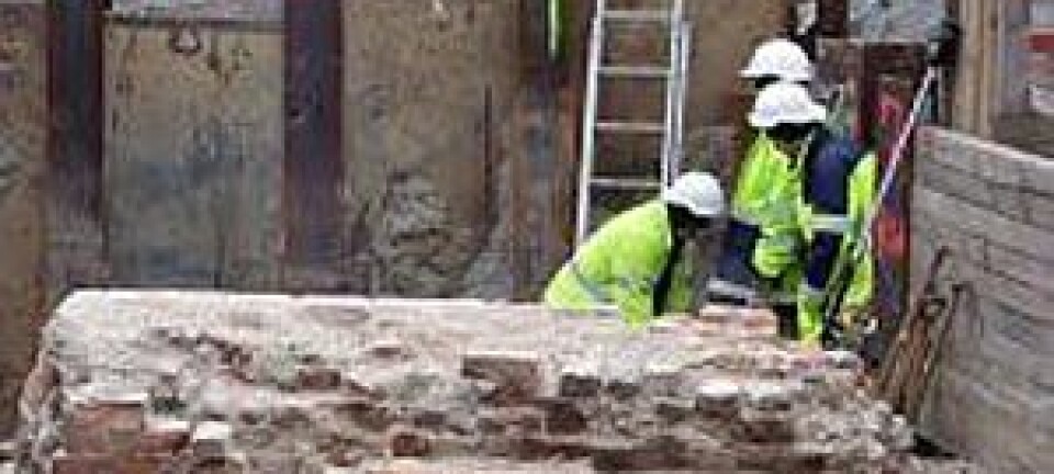 Tre meter under gadenivå støtte arkeologene på restene av en bymur fra senmiddelalderen. Den er oppbygget af murstein, og gikk trolig hele veien rundt byen. (Foto: Sybille Hildebrandt)