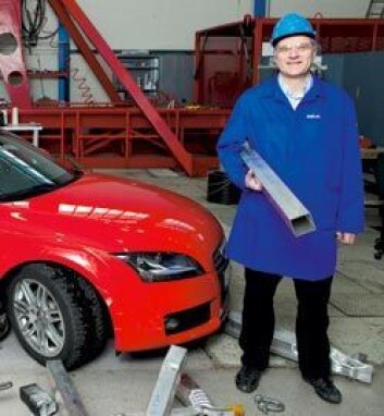 Magnus Langseth har vore med på å slanke fleire europeiske bilmodellar, mellom anna Audi TT, som vi ser her på krasjlaboratoriet. På golvet ligg prøver på krasja aluminium. (Foto: Ole Morten Melgård) Magnus Langseth har vore med på å slanke fleire europeiske bilmodellar, mellom anna Audi TT, som vi ser her på krasjlaboratoriet. På golvet ligg prøver på krasja aluminium. (Foto: Ole Morten Melgård)