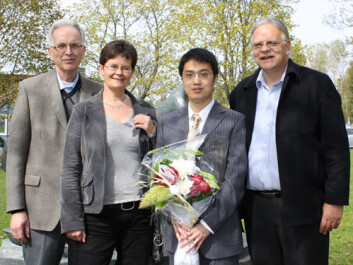 Stipendiat Youling Gao flankert av sine veiledere. Fra høyre: Professor Trond Storebakken (APC/UMB), professor Margareth Øverland (APC/UMB), og forsker Jon Fredrik Hanssen (UMB). (Foto: Olav Fjeld Kraugerud, APC) Stipendiat Youling Gao flankert av sine veiledere. Fra høyre: Professor Trond Storebakken (APC/UMB), professor Margareth Øverland (APC/UMB), og forsker Jon Fredrik Hanssen (UMB). (Foto: Olav Fjeld Kraugerud, APC)