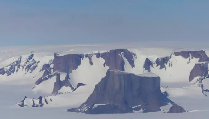 Flatene på toppen av fjellene rundt den norske Antarktis-stasjonen er rester etter det nedslipte Gondwana-kontinentet.