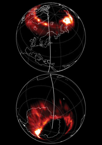 Asymmetrisk nord -og sørlys, 12. mai klokka 21.45 universaltid. (Ill: Laundal & Østgaard, Universitetet i bergen) Asymmetrisk nord -og sørlys, 12. mai klokka 21.45 universaltid. (Ill: Laundal & Østgaard, Universitetet i bergen)