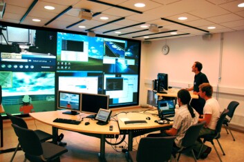 Fremtidens oljeproduksjon i Nordsjøen kommer til å bli styrt fra landbaserte kontrollrom som likner dette testrommet, som er utviklet av NTNU, SINTEF og IFE. (Foto: IO Center) Fremtidens oljeproduksjon i Nordsjøen kommer til å bli styrt fra landbaserte kontrollrom som likner dette testrommet, som er utviklet av NTNU, SINTEF og IFE. (Foto: IO Center)