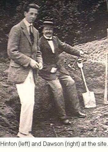 "Charles Dawson (t.h) og medhjelper." "Charles Dawson (t.h) og medhjelper."