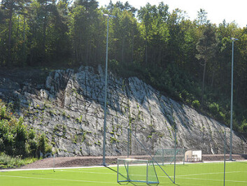 Fossilfunn ved fotballbane på Slemmestad. Foto: Hans Arne Nakrem, Naturhistorisk museum/UiO Fossilfunn ved fotballbane på Slemmestad. Foto: Hans Arne Nakrem, Naturhistorisk museum/UiO