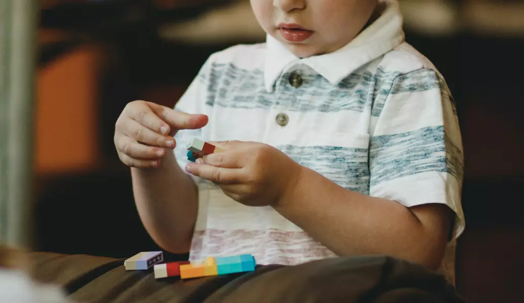 Den store kjønnsforskjellen forskere har sett i diagnostiseringen av autisme, kan blant annet skyldes at verktøyene for å stille diagnosen passer bedre for gutter enn hos jenter.