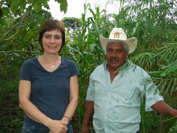 Marit Jørgensen fra Bioforsk Nord var i høst med en evalueringsgruppe til Guatemala, Honduras og Nicaragua for å vurdere et norskfinansiert prosjekt for å skape en mer bærekraftig kvegdrift. Her sammen Don Ayo, en av de lokale bøndene som var med i prosjektet. (Foto: Bioforsk)