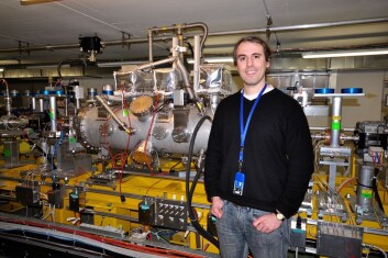 "Erik Adli har skrevet doktorgrad om partikkelfysikk på CERN. Her står han foran testfasilitetene til CLIC-akseleratoren. (Foto: Henning Huuse)" "Erik Adli har skrevet doktorgrad om partikkelfysikk på CERN. Her står han foran testfasilitetene til CLIC-akseleratoren. (Foto: Henning Huuse)"
