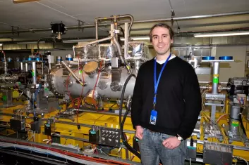 "Erik Adli har skrevet doktorgrad om partikkelfysikk på CERN. Her står han foran testfasilitetene til CLIC-akseleratoren. (Foto: Henning Huuse)"