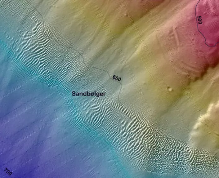 Ett av flere sandbølgefelt på kontinetalskråninga på Eggakanten. Sandbølgene beveger seg med havstrømmene mot nordvest. (Opp mot venstre hjørne) Sandbølgene opptrer på 550 - 650 m dyp noe som indikerer at strømmene er spesielt sterke her.