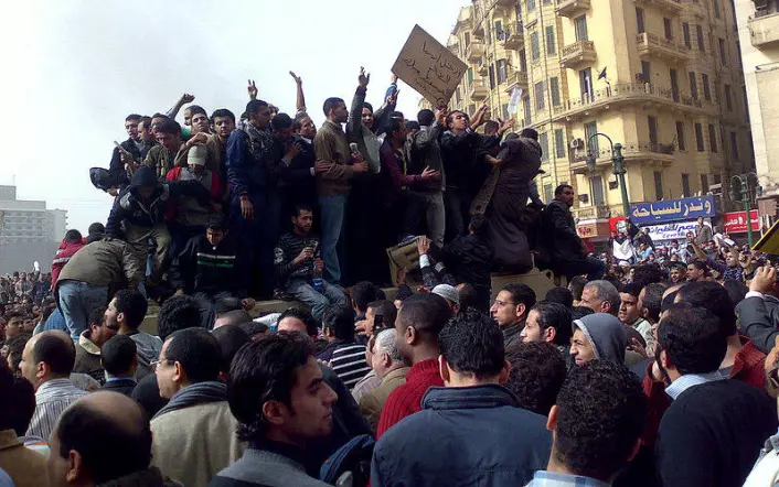 Demonstranter i Kairo har klatrer opp på et militært kjøretøy. Bildet er tatt 29. januar. (Foto: Ramy Raoof/Wikimedia Commons)