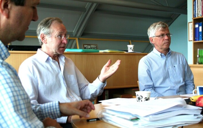 "Arbeidskomiteen som utarbeider de nye kostrådene diskuterer kapitlene i rapporten som kommer på høstparten. Seniorådgiver Lars Johansson fra Helsedirektoratet gestikulerer og argumenterer. Rune Blomhoff lytter til høyre. (Foto: Marianne Nordahl)" "Arbeidskomiteen som utarbeider de nye kostrådene diskuterer kapitlene i rapporten som kommer på høstparten. Seniorådgiver Lars Johansson fra Helsedirektoratet gestikulerer og argumenterer. Rune Blomhoff lytter til høyre. (Foto: Marianne Nordahl)"