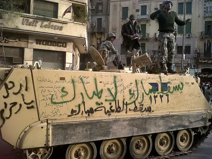 Demonstrantene har skrevet slagord mot Mubarak på et militært kjøretøy i Kairo. Bildet ble tatt 30. januar. (Foto: &gt;Wikimedia Commons)
