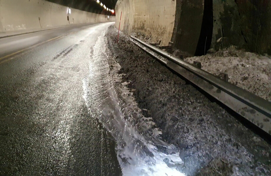 På bildet sees vaskevann som renner ut av Stavsjøfjelltunnelen etter at vaskebilen har gjort sitt for å rengjøre tunellen. Vannet renner ut til Homla.