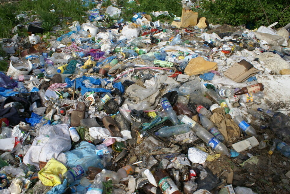 Plast, plantevernmidler, medisinrester, industriavfall og annen kjemisk forurensning hoper seg opp.
