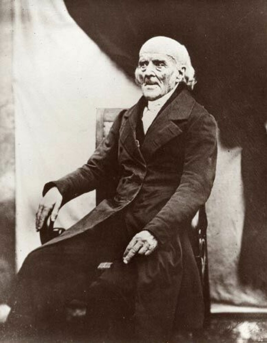 En såkalt daguerreotypi fra 1841 – en av de tidligste fotografiske metodene – av homeopatiens far, Samuel Hahnemann, da han var 86 år gammel. Han døde to år senere, i 1843, av lungebetennelse.
