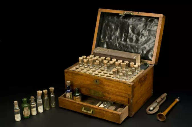 Medisinesker med homøopatisk medisin av ulik art var fast inventar i mange hjem på 1800-tallet.