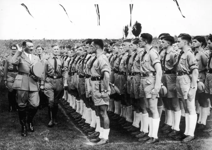 Hitler hilser på en samling av Hitlerjugend under nazistpartiets kongress i Nürnberg i 1935. Nazistene støttet homeopati som en del av helsepolitikken sin.