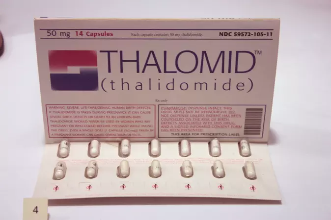 Thalidomid ble utviklet på slutten av 1950-tallet av det tyske legemiddelfirmaet Grünenthal. I dag bruker man middelet i mindre omfang til behandlingen av spedalskhet og som cellegift.
