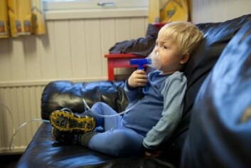 En barnehagegutt tar en pust i bakken og får astmamedisinen sin. (foto: Ståle Andersen/NAAF) En barnehagegutt tar en pust i bakken og får astmamedisinen sin. (foto: Ståle Andersen/NAAF)