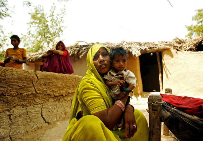 Økonomisk vekst fjerner ikke uten videre underernæring. Bildet viser Viru, en gutt i en landsby i den indiske delstaten Madhya Pradesh, som trøstes av moren. (Foto: Scanpix/AFP/Manan Vatsyayana) Økonomisk vekst fjerner ikke uten videre underernæring. Bildet viser Viru, en gutt i en landsby i den indiske delstaten Madhya Pradesh, som trøstes av moren. (Foto: Scanpix/AFP/Manan Vatsyayana)