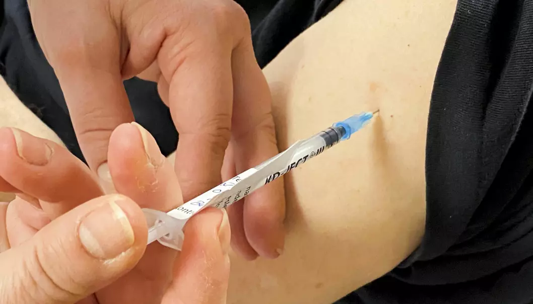 En sprøyte med covid-19 vaksine fra Pfizer/Biontech settes på et sykehjem i Oslo.
