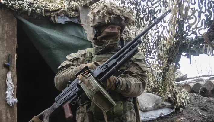 En ukrainsk soldat står på vakt ved grensen til utbryter-regionen Donetsk.