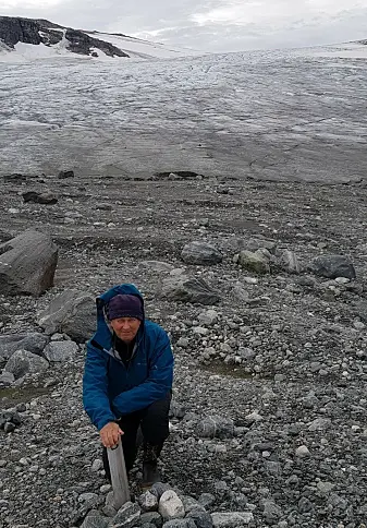 Atle Nesje ved Midtdalsbreen, som er nabobreen til Blåisen. Atle Nesje ved Midtdalsbreen, som er nabobreen til Blåisen.