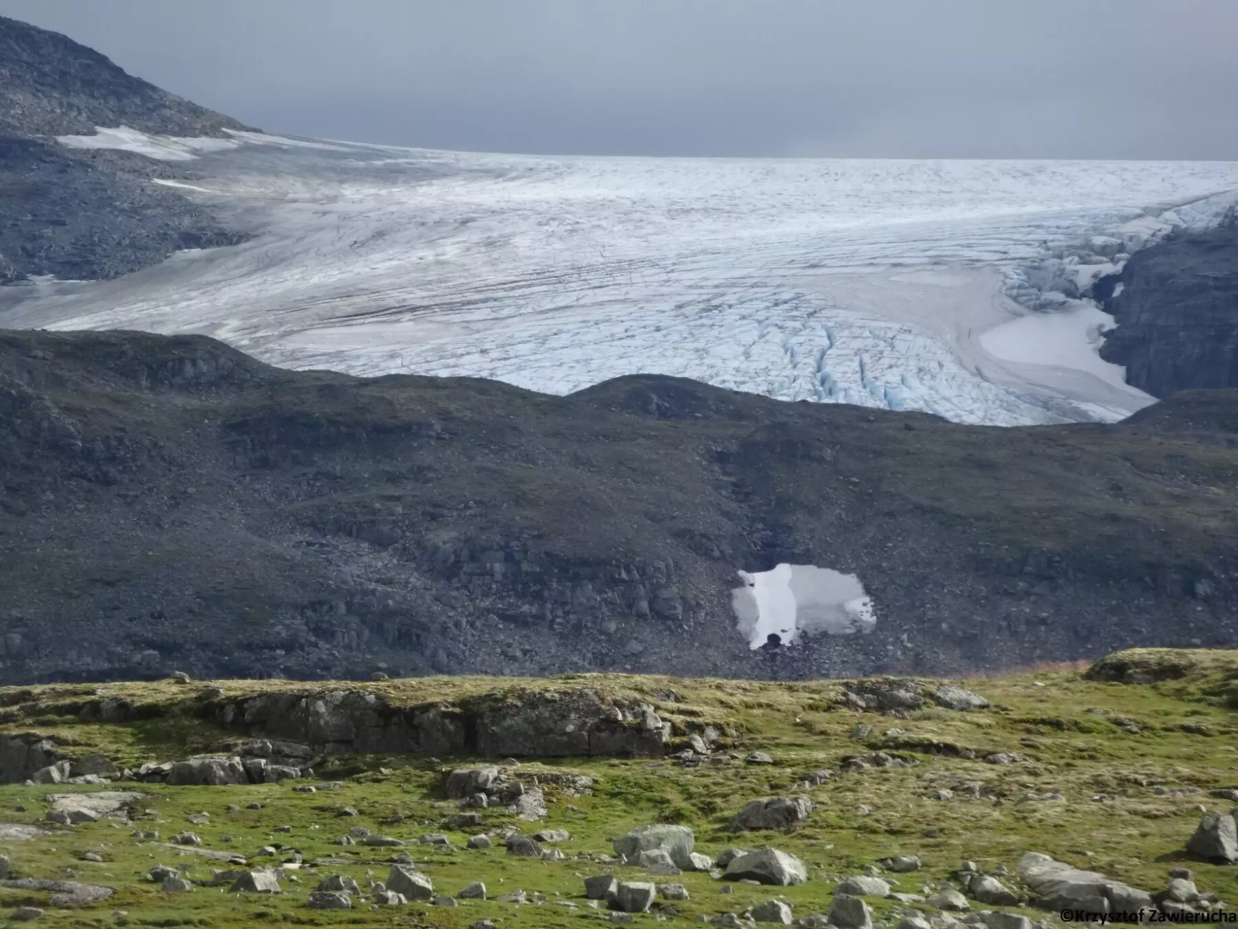 Blåisen smelter mer i sommerhalvåret enn det rekker å fryse på om vinteren.