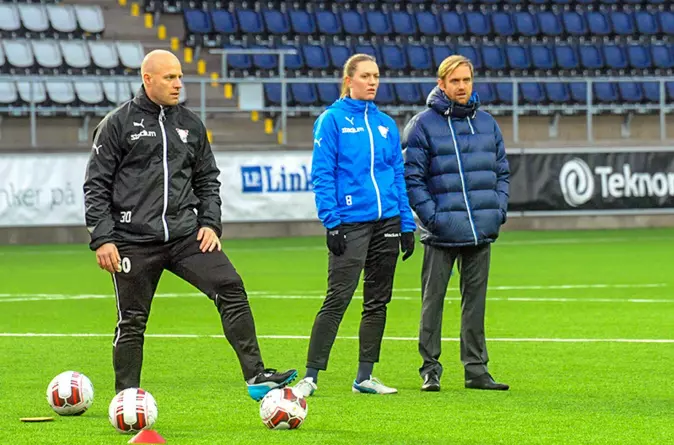 Martin Sjögren (th.) har vært trener for kvinnefotball-landslaget siden 2017. Fra venstre Anders Jacobson og Jennie Nordin.