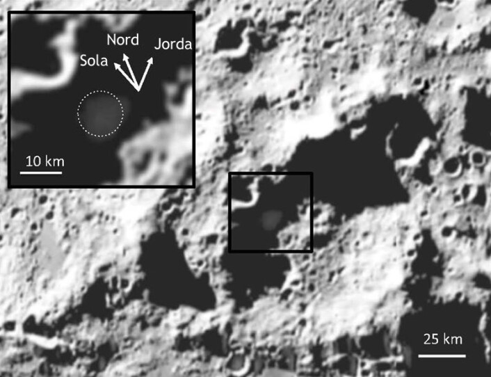 Omtrent 20 sekunder etter at raketten traff Cabeus-krateret, kom denne skyen av gass og støv tilsyne. Det forstørrede utsnittet viser retningene til sola og jorda. (Foto: Science/AAAS) Omtrent 20 sekunder etter at raketten traff Cabeus-krateret, kom denne skyen av gass og støv tilsyne. Det forstørrede utsnittet viser retningene til sola og jorda. (Foto: Science/AAAS)