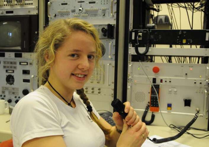 18 minutter til oppskyting, og Vårin Holm melder til kontrolltårnet at datamaskinene som skal motta og behandle signalene fra raketten er all set. 18 minutter til oppskyting, og Vårin Holm melder til kontrolltårnet at datamaskinene som skal motta og behandle signalene fra raketten er all set.