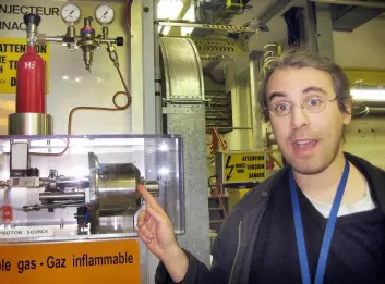 "Erik Adli forklarer hvordan partiklene vil bli sendt ut i LHC fra tanken bak ham (Foto: Marianne Nordahl)."
