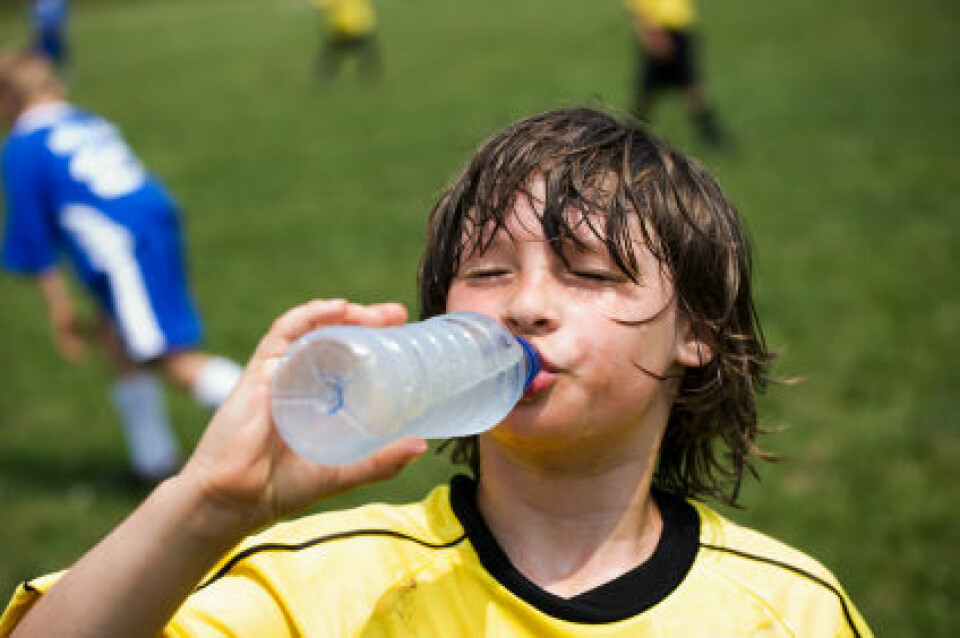 'I et av eksperimentene forskerne gjorde viste det seg at vannflasker så ut som om de var nærmere for de som var tørste. (Illustrasjonsfoto: iStockphoto)'