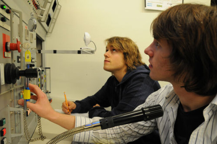 T-20 sekunder: Mikael Steen, UiO, og Benjamin Blumer, University of Calgary, har fått jobben med å trykke på knappen merket FIRE. T-20 sekunder: Mikael Steen, UiO, og Benjamin Blumer, University of Calgary, har fått jobben med å trykke på knappen merket FIRE.