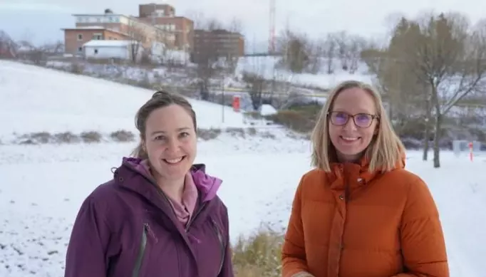 Kristin Bergum og Josefine Selj snakker om solenergi.