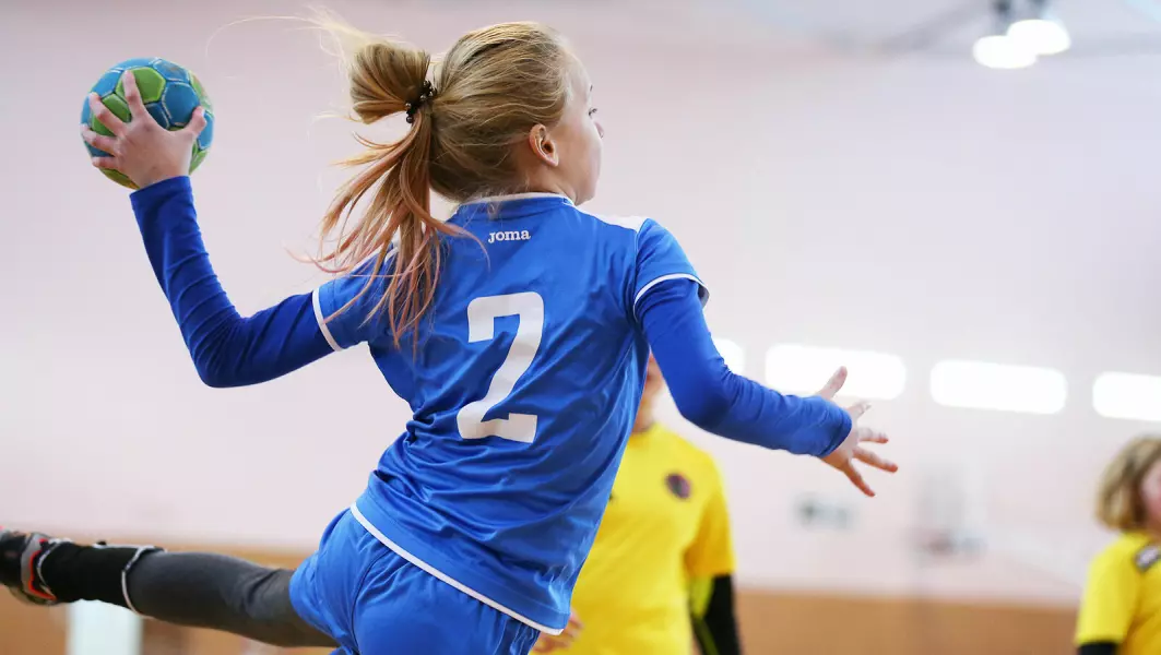 De sosiale forskjellene i deltakelse i idrett øker i ungdomsårene.