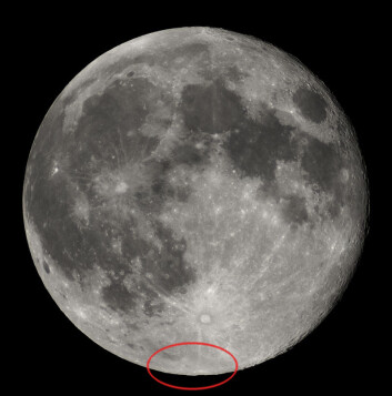 I dette området nær månens sydpol ligger kraterert Cabeus, der Centaur-topptrinnet på Atlas V-raketten krasjet 9. oktober 2009. (Foto: Luc Viatour, GNU Free Documentation License. I dette området nær månens sydpol ligger kraterert Cabeus, der Centaur-topptrinnet på Atlas V-raketten krasjet 9. oktober 2009. (Foto: Luc Viatour, GNU Free Documentation License.